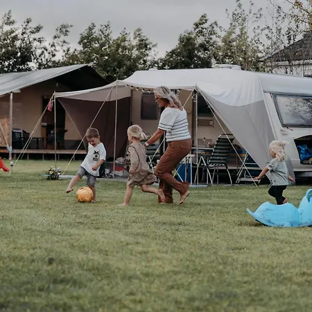 Camping De Tulpenweide Lege Kampeerplaats, Lege Plaats Op Het Gras Zonder Bed Breezand