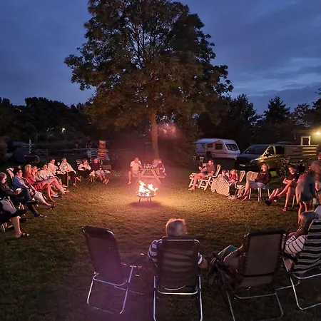 De Tulpenweide Lege Kampeerplaats, Lege Plaats Op Het Gras Zonder Bed