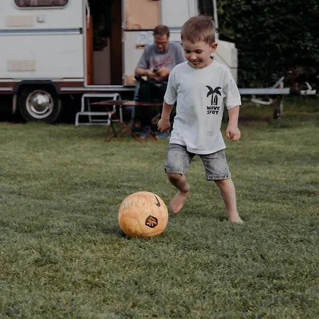 Camping De Tulpenweide Lege Kampeerplaats, Lege Plaats Op Het Gras Zonder Bed *