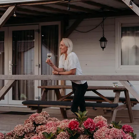 Camping De Tulpenweide Lege Kampeerplaats, Lege Plaats Op Het Gras Zonder Bed *