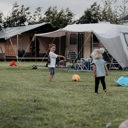 De Tulpenweide Lege Kampeerplaats, Lege Plaats Op Het Gras Zonder Bed * Breezand