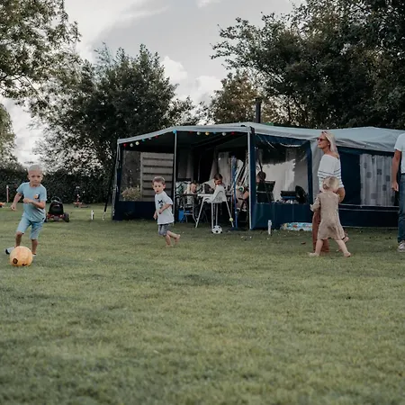 De Tulpenweide Lege Kampeerplaats, Lege Plaats Op Het Gras Zonder Bed Breezand