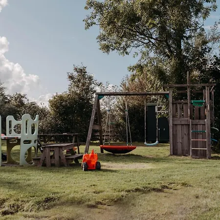 キャンプ場 De Tulpenweide Lege Kampeerplaats, Lege Plaats Op Het Gras Zonder Bed Breezand